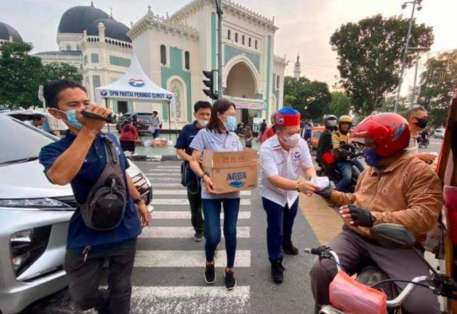 Rudi Zulham Turun Gunung Pimpin Pembagian Takjil Perindo Sumut di Medan