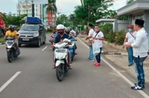 Kebahagiaan Pemulung dan Pengguna Jalan di Jambi Merasakan Nasi Kotak Perindo 
