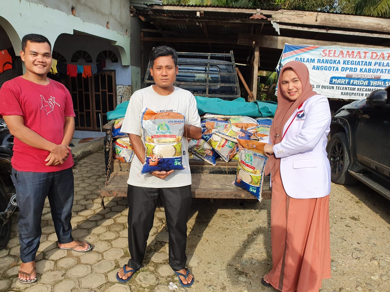 Frida, Srikandi Cantik Asal Perindo Bungo Bagikan 200 Paket Sembako Jelang Lebaran