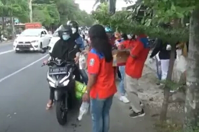 DPW Rescue Perindo Jatim Bagikan 150 Paket Takjil bagi Pengguna Jalan