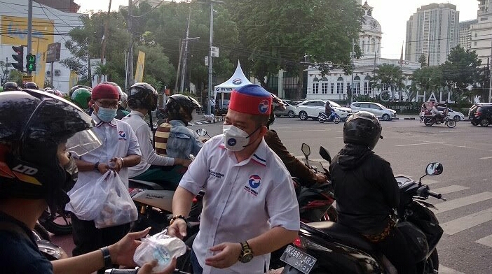 Partai Perindo Sumut Bagikan 500 Paket Takjil untuk Pengguna Jalan di Medan