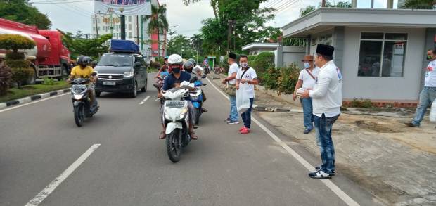 Bagi-bagi Nasi Kotak ke Pengguna Jalan, Ketua Perindo Jambi Tetap Terapkan Prokes