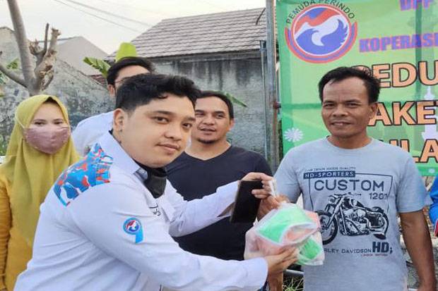 Antusiasnya Warga Bekasi saat Pemuda Perindo Bagikan Sembako