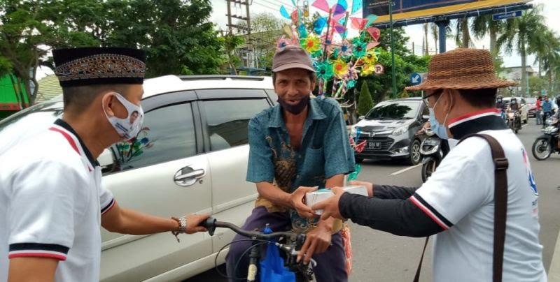 Partai Perindo Jambi Bagikan Ratusan Paket Takjil & Nasi Kotak