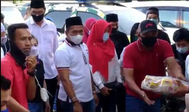 Suasana Haru Sambut Kehadiran Pengurus Perindo Jambi Bagikan Paket Lebaran untuk Lansia