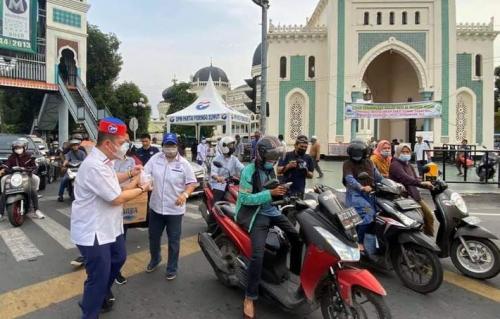 Ratusan Paket Takjil Perindo Diserbu Pengguna Jalan di Depan Masjid Raya Medan