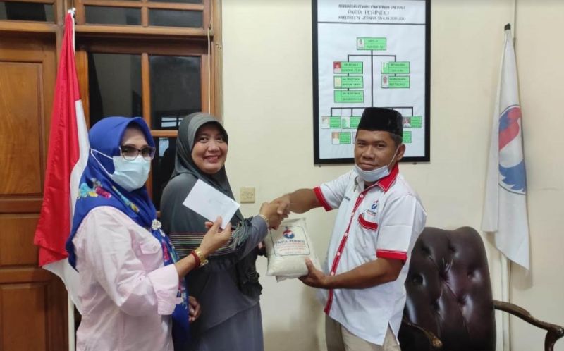 Ringankan Beban Kader, Perindo Jepara Bagikan Bingkisan Lebaran