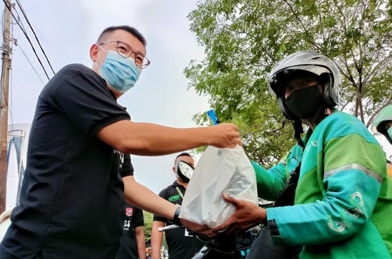 Sasar Ojol & Sopir Bajaj, Baja Perindo Bagikan Ratusan Makanan hingga Masker