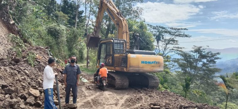 Monitoring Infrastruktur Jalan, Wakil Ketua DPRD Matim asal Perindo Beri Sejumlah Catatan