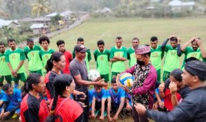 Politisi Perindo Damu Damian Dukung Semangat Sepak Bola Anak Muda Matim