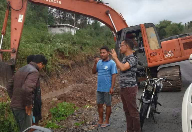 Dewan Asal Perindo Matim Pantau Proyek Jalan di Leghong