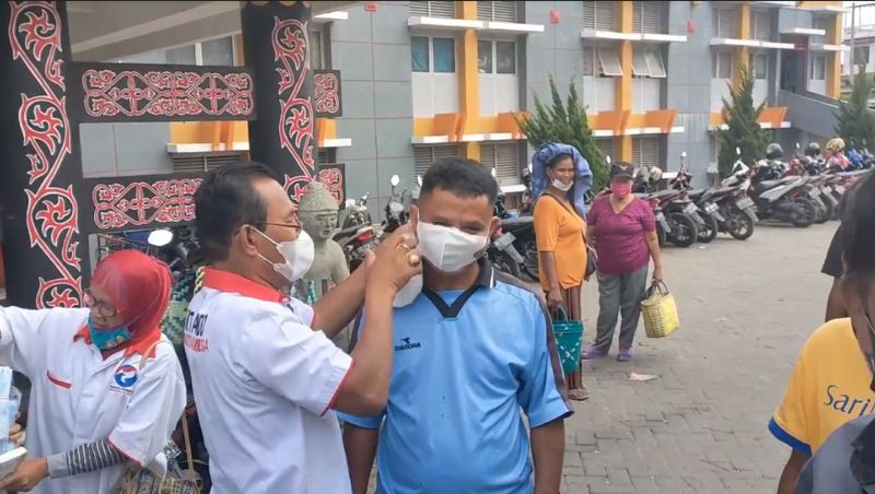 HUT Ke-6, Perindo Dairi Berbagi Masker ke Pedagang Pasar