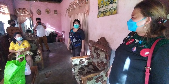 Sambangi Warga Isoman dan Orang Sakit, Ketua DPD Perindo Minsel Berbagi Sembako
