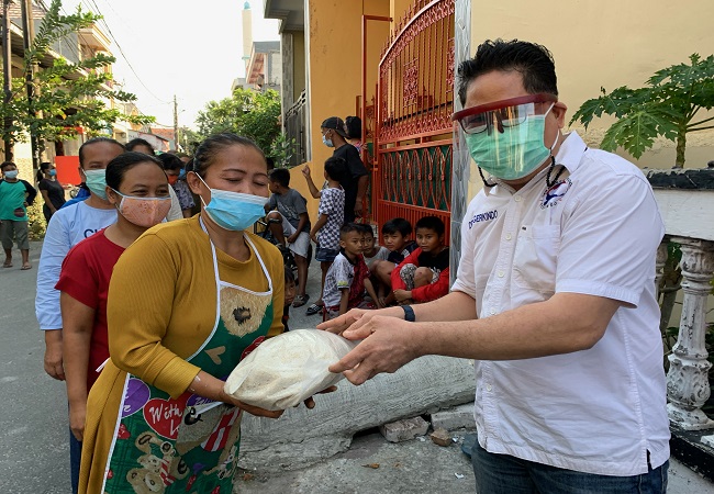 DPP Perindo Bagikan Bansos untuk Warga Kampung Bahari Tanjung Priok yang Terdampak Covid-19