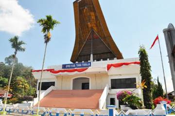 Penghormatan Terakhir Legislator Perindo Tana Toraja Diwarnai Isak Tangis