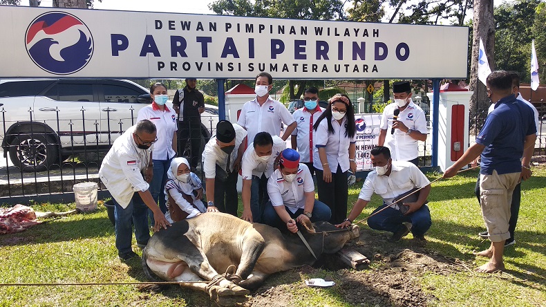 Idul Adha, Perindo Sumut Sembelih 2 Sapi Kurban dan Dibagi-bagikan kepada Warga