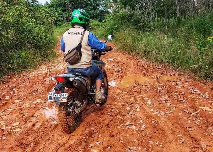 Cerita Anggota Dewan Perindo Kotabaru Libas Jalan Rusak dan Berlumpur Menuju Kampung Halaman