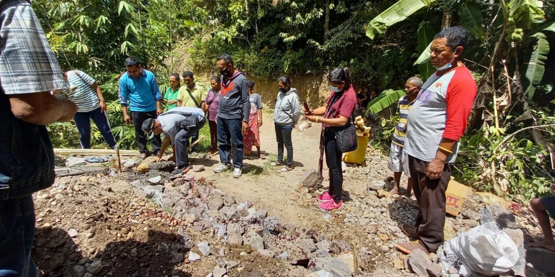 Warga Borablupur Gotong Royong Kerjakan Jalan Rabat, Legislator Perindo Sikka Setor 25 Sak Semen