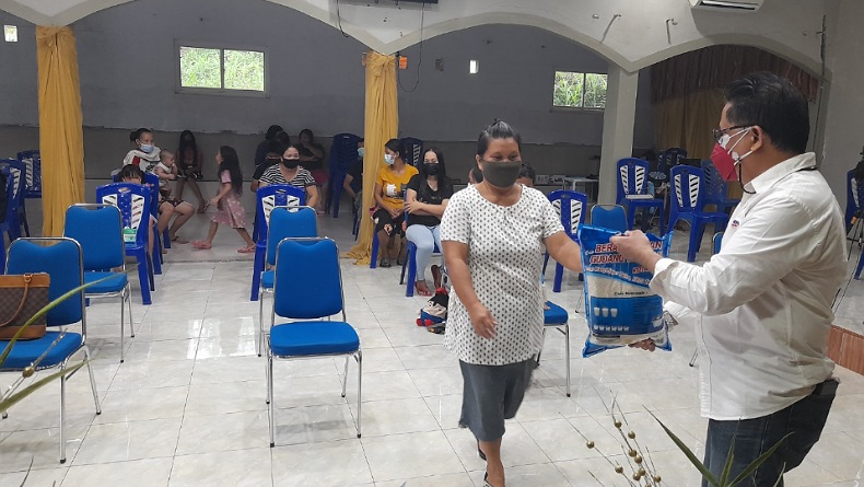 Gerkindo Bagikan Sembako, Jamaat GSPDI Filadelfia Sambut Gembira