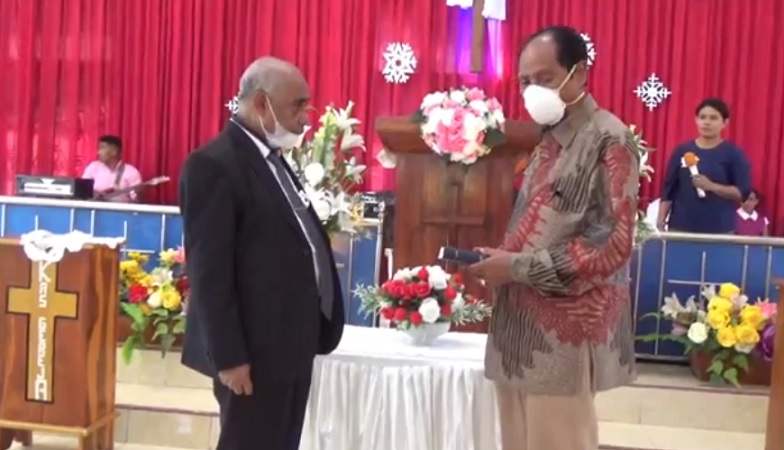 Gerkindo Partai Perindo Bagikan Alkitab di Gereja NTT