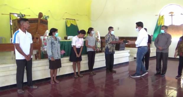 Gerkindo Bagikan Alkitab untuk Jamaat Gereja hingga Pelosok NTT