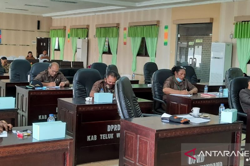 Rusak Berat, Legislatif Teluk Wondama Minta Jalan Windesi-Werianggi Segera Diperbaiki