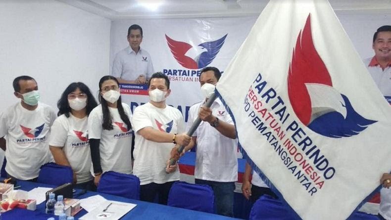 Serahkan SK Perindo Pematangsiantar, Rudi Zulham Ingatkan Kader agar Besarkan Partai