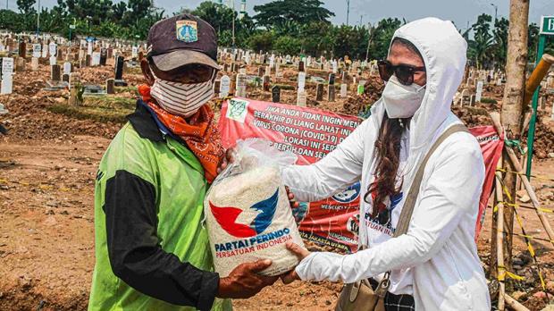 Bantuan Sembako Partai Perindo Disambut Bahagia Petugas Makam TPU Rorotan