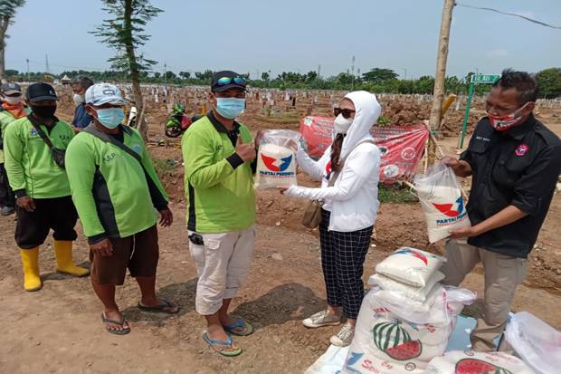 Penggali Kubur TPU Rorotan: Bantuan Partai Perindo Sangat Bermanfaat bagi Kami