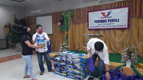 Gerkindo Bagikan Paket Sembako ke Jamaat Gereja GSPDI Manado