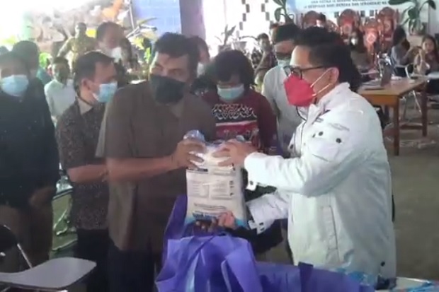Gerkindo Bagikan Sembako ke Pimpinan Gereja di Sulut