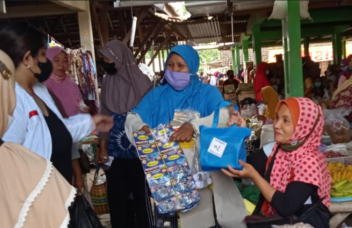 HUT ke-7, Partai Perindo DIY Bagikan Paket Bingkisan kepada Pedagang di Pasar Kliwon