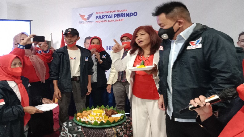 HUT ke-7 Partai Perindo, Pengurus dan Kader se-Jabar Potong Tumpeng