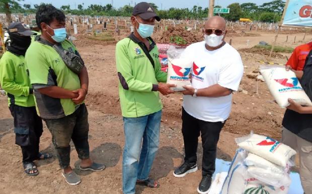 HUT ke-7, Partai Perindo Salurkan Sembako untuk Penggali Kubur di TPU Rorotan