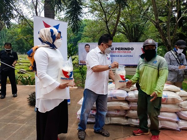 Peringati HUT Ke-7, Partai Perindo Bagikan Sembako ke Penggali Makam di TPU Pondok Ranggon