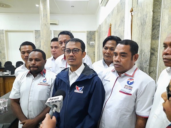 Serahkan SK DPW Papua Barat, Sekjen Partai Perindo Yakin Bakal Lebih Maksimal 