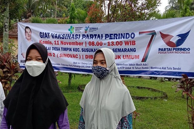 Antusias Ikut Vaksinasi COVID-19 Partai Perindo, Warga Timpik: Kami Ingin Sehat