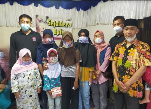 Baja Perindo Bagikan Kacamata Gratis dan Santuni Anak Yatim di Cigombong Bogor 