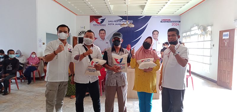 Terima Bantuan dari Ketua DPD Partai Perindo Kota Jambi, Ibu Hamil Gembira
