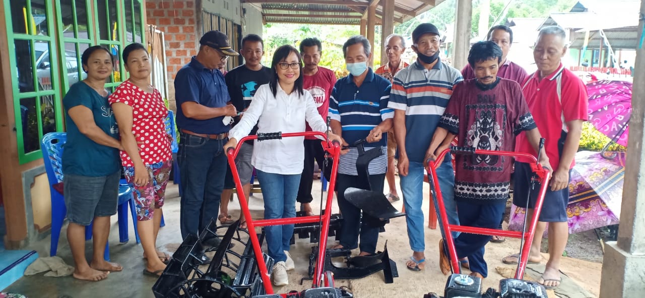 Srikandi Partai Perindo Morut Serahkan Bantuan Hand Traktor