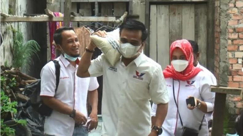 Momen Jumat Berkah, Ketua DPD Partai Perindo Kota Jambi Pikul Beras Door to Door ke Rumah Warga
