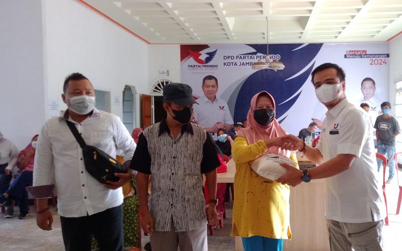 DPD Partai Perindo Kota Jambi Salurkan Ratusan Karung Beras untuk Warga Kurang Mampu