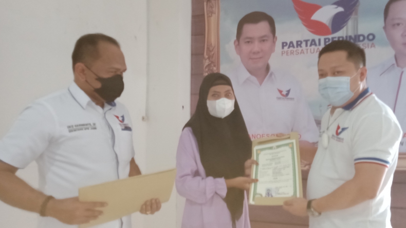 Terima Ijazah Sekolah dari Ketua DPW Partai Perindo Jambi, Yesica Berjanji akan Serius Kuliah