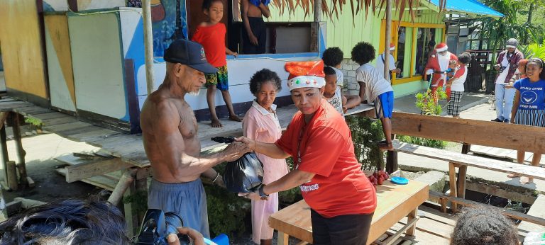 Selina Berbagi Bingkisan Natal sebagai Wujud Cinta Kasih kepada Masyarakat
