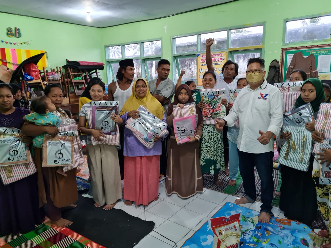 Bahagianya Warga Korban Erupsi Gunung Semeru Terima Bantuan dari Partai Perindo
