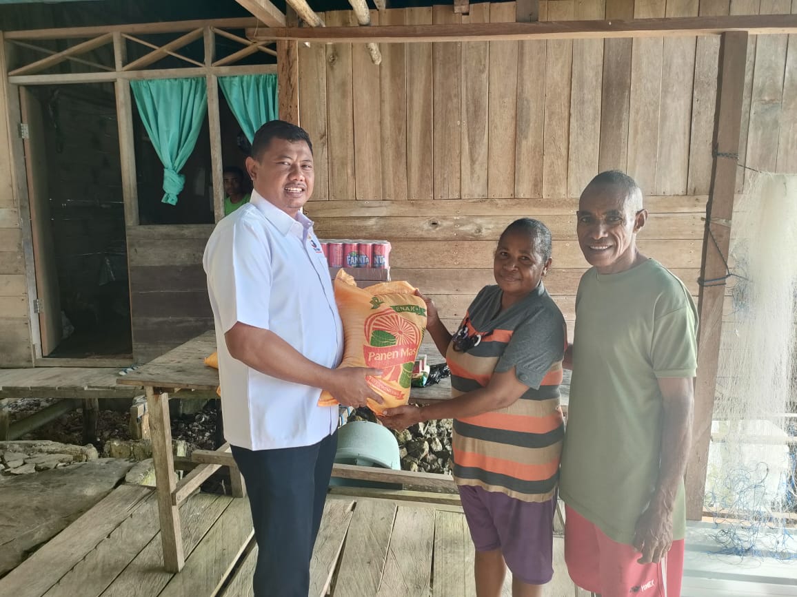 Pererat Tali Persaudaraan, Legislator Partai Perindo Yapen Papua Bagikan Hadiah Natal 