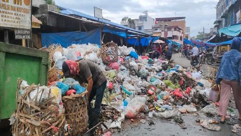 Legislator Partai Perindo Langkat Minta Tumpukan Sampah di Pasar Pangkalan Brandan Segera Diatasi