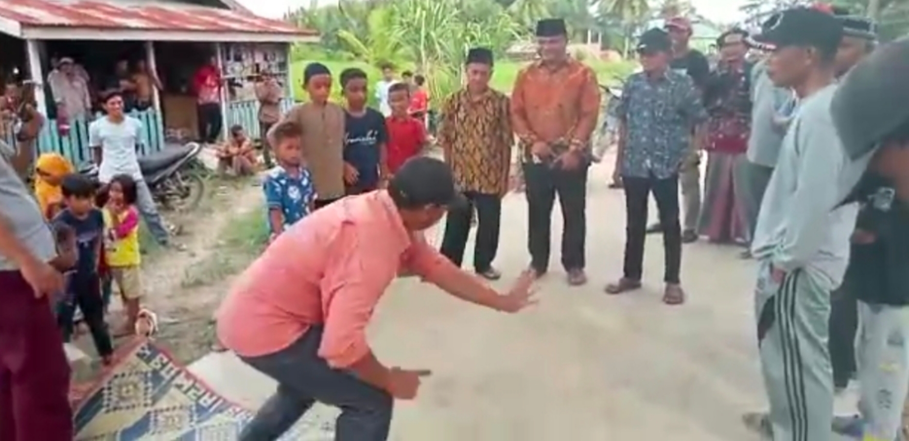 Momen Politisi Partai Perindo Rohil Disambut Pencak Silat saat Gelar Reses