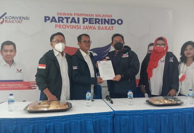 Serahkan SK Partai Perindo Jabar, Ahmad Rofiq: Berpartai Harus Dekati Rakyat