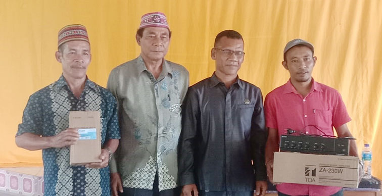 Dua Politisi Partai Perindo Serahkan Bantuan untuk Rumah Ibadah di Golo Wune Matim